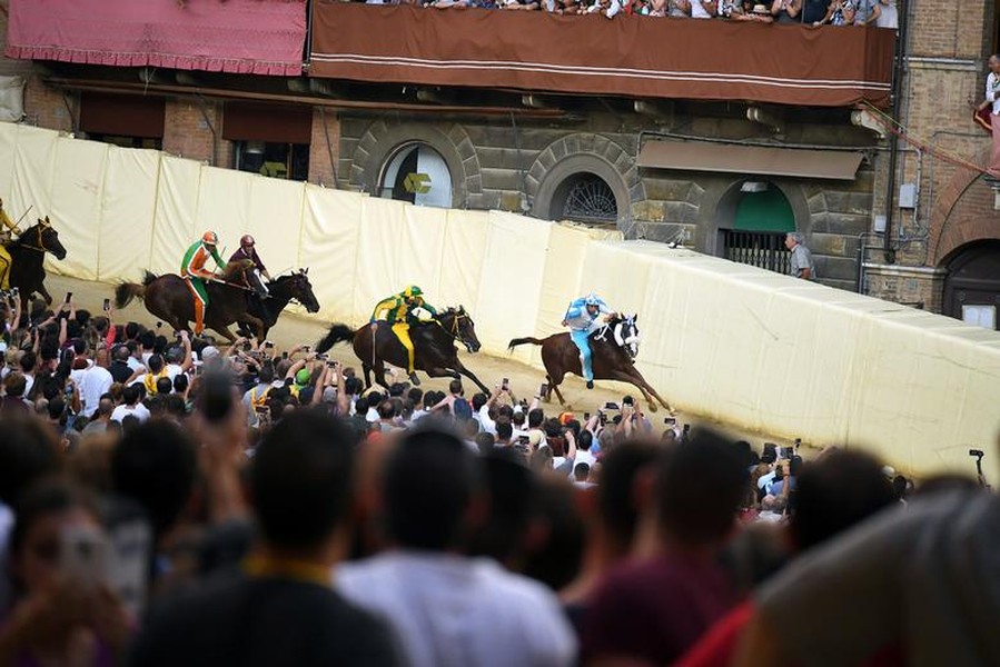 [ẢNH] Vỡ òa cảm xúc tại lễ hội đua ngựa trung cổ lâu đời ở Italy
